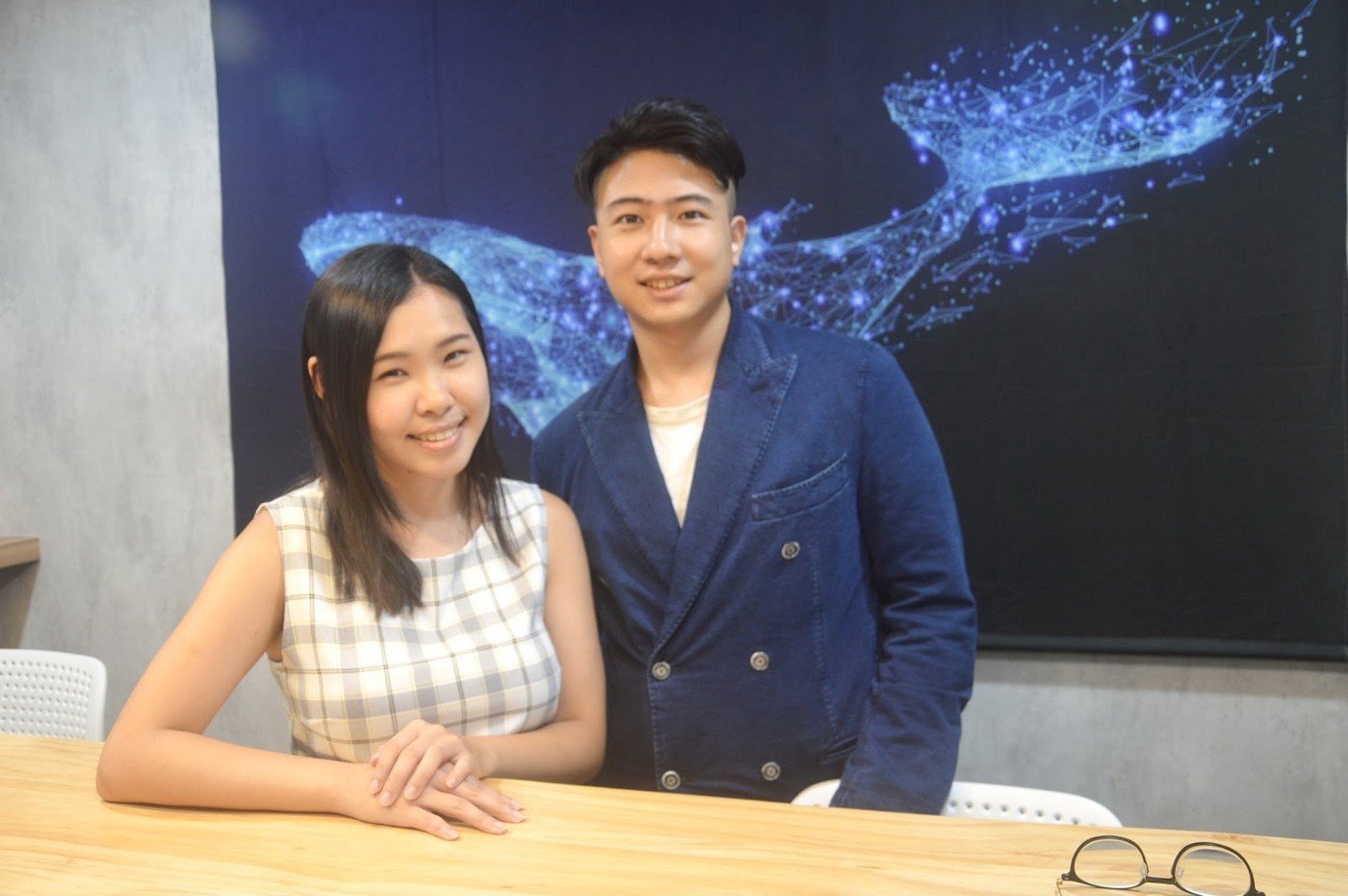 數位無限產品經理Jasmine Tseng與PM實習生張達元合影